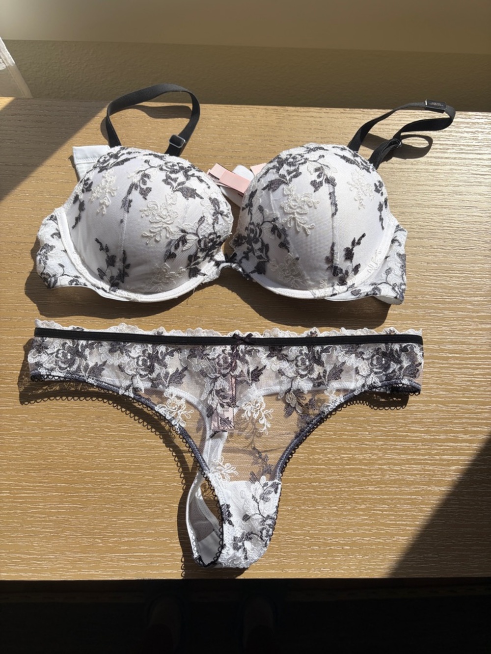 Victorias Secret - Women’s Floral Lace Push-Up Bra & Thong Set - 36C/M NWT